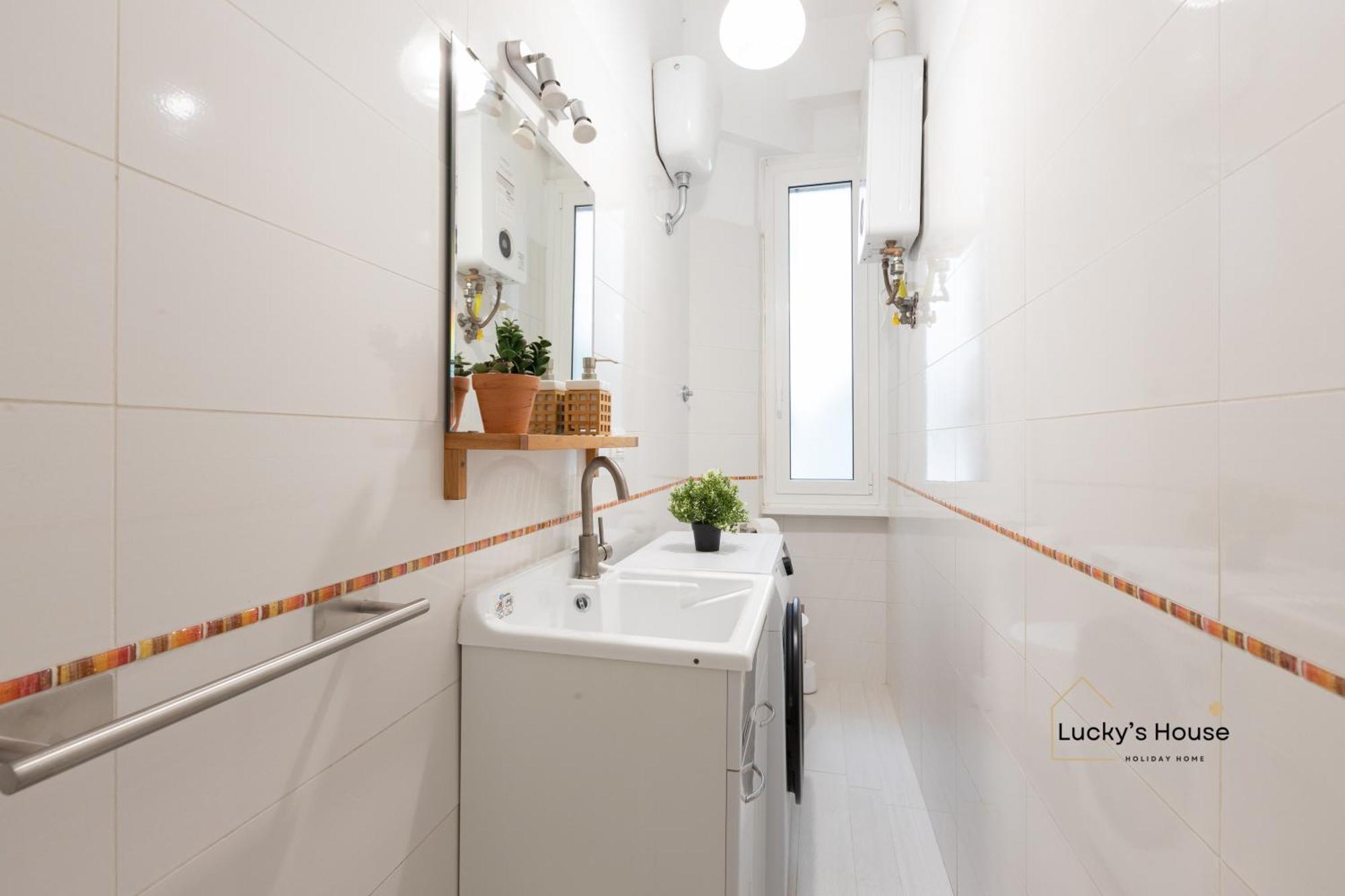 Lucky's House - 400mt To Metro A, 3 Bedrooms, 6-8 Pax, A-c, Appartamento *